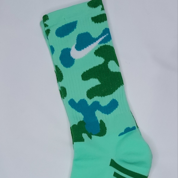 NIKE---Nice set of 3 pair of Nike socks - Picture 3 of 5